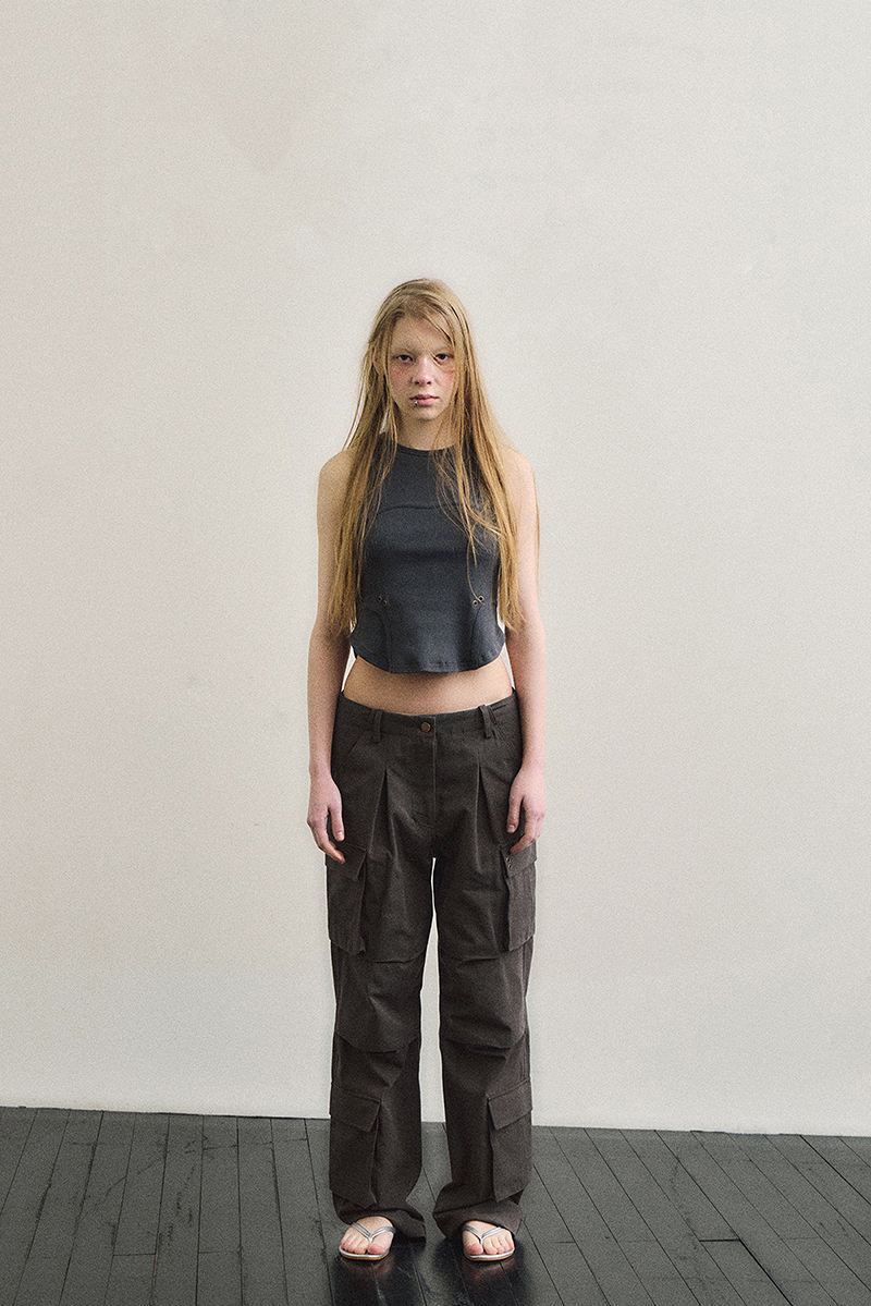 EYELET WIDE CARGO PANTS IN CHARCOAL